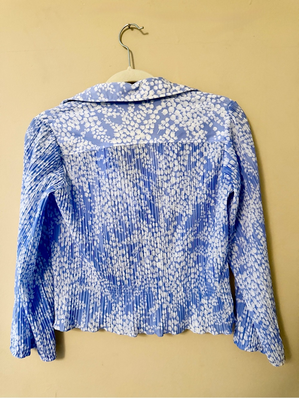Blue & White Patterned Pleated Collared Top - Picture 2 of 2